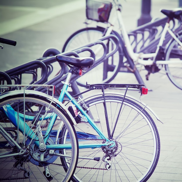 Vélos dans un carré italien de ton vintage