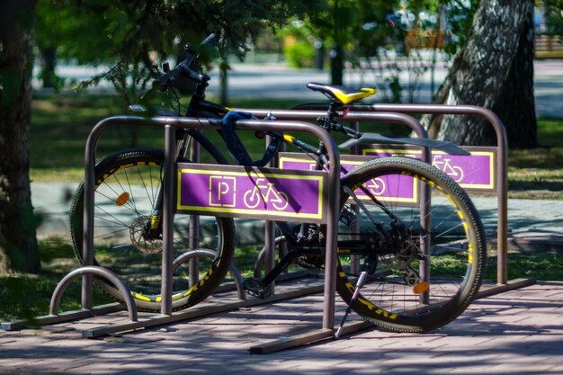 Photo vélos dans le parking pour vélos la vue de côté mise au point sélective