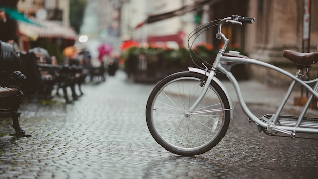 Vélos dans une rue pavée