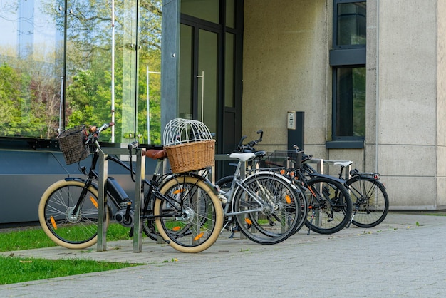 Vélos debout près du bâtiment administratif Osier korb