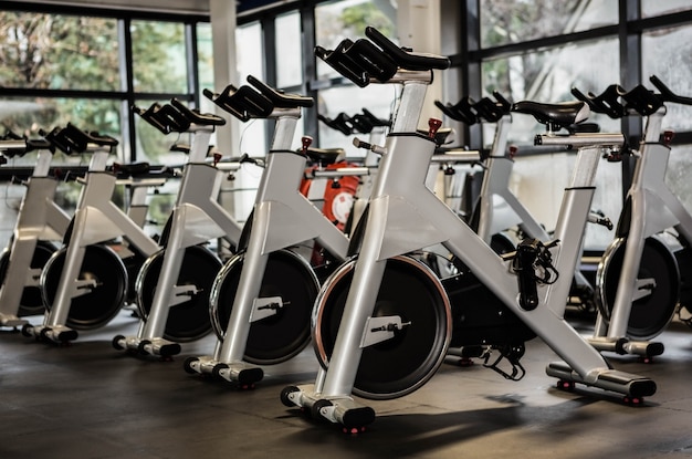 Vélos d'exercice dans un gymnase