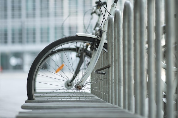 Des vélos modernes sont garés dans le parking à vélos en métal