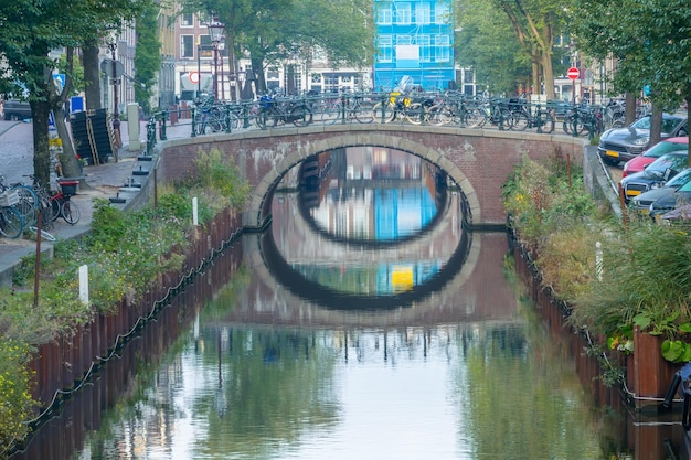 Des vélos sur le pont du canal d'Amsterdam