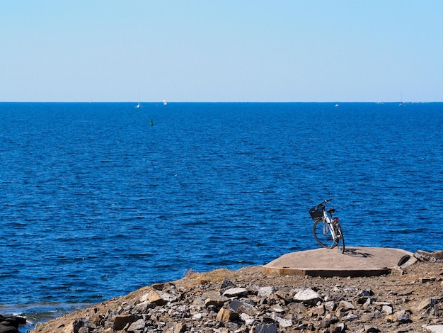 Des vélos près de la plage en Suède pendant l'été à varberg