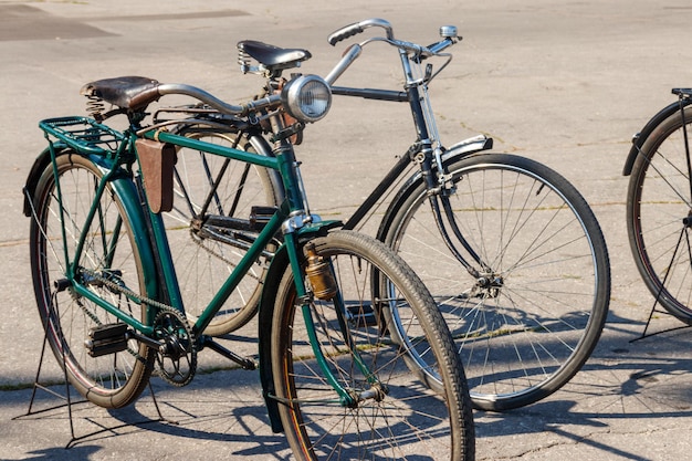 Vélos rétro garés dans la rue de la ville