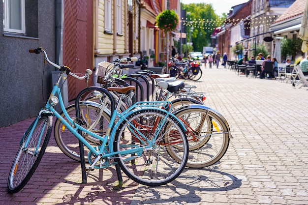 Vélos rétro garés pour le transport dans la ville.