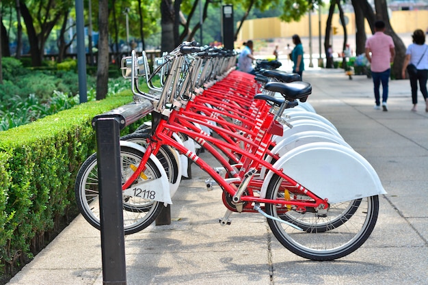 Vélos rouges à louer en ville