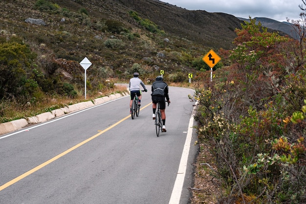 Vélos de route sur la route un jour nuageux