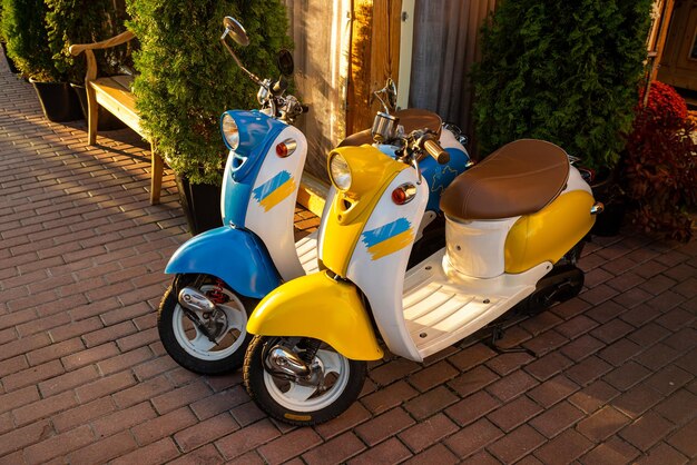 Vélos scooter jaune et bleu bleu jaune drapeau ukrainien couleur vue latérale