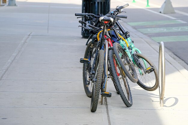 Vélos sécurisés et verrouillés pour éviter le vol dans la rue