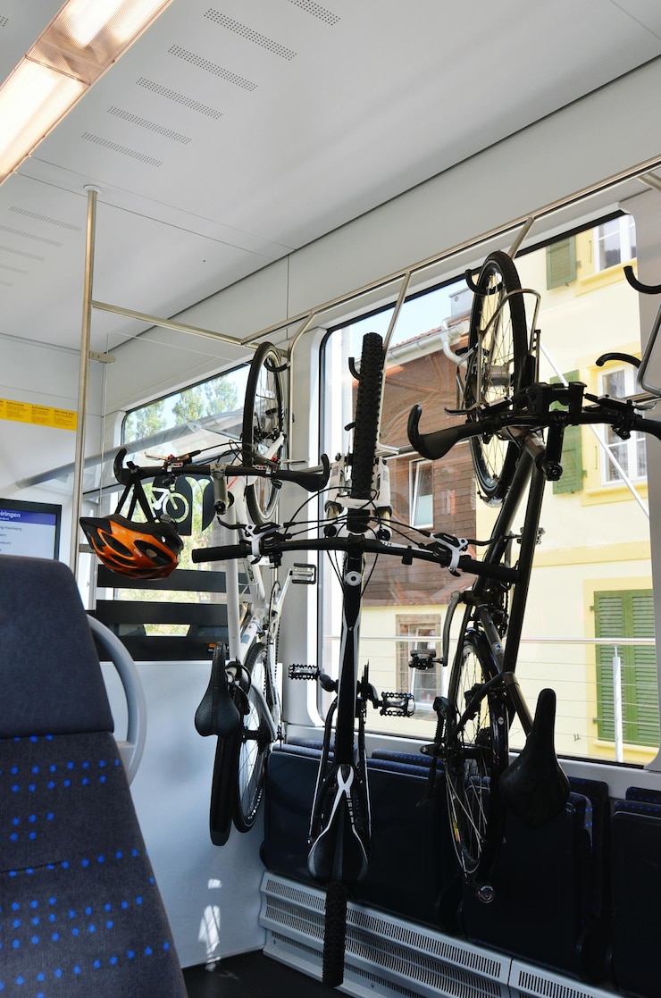 Photo des vélos suspendus dans le métro.
