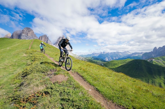 Des vélos à vélo sur la montagne contre le ciel