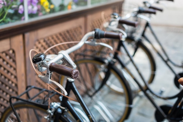 Vélos vintage noirs dans un support à vélo