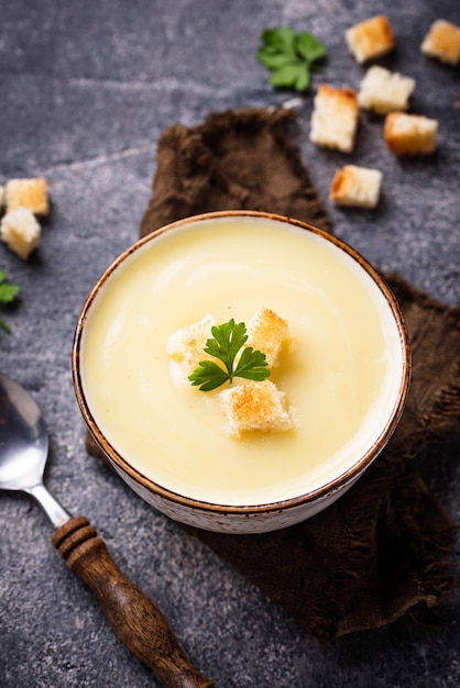 Velouté au chou-fleur et croûton