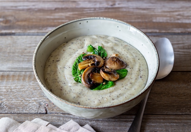 Velouté aux champignons et épinards