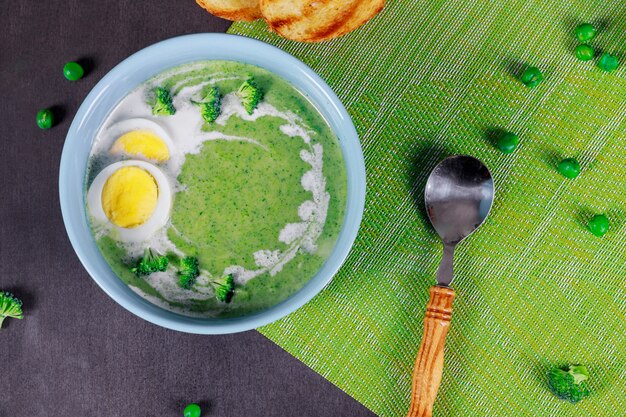 Velouté de brocoli et oeufs de poulet cuits sur une table