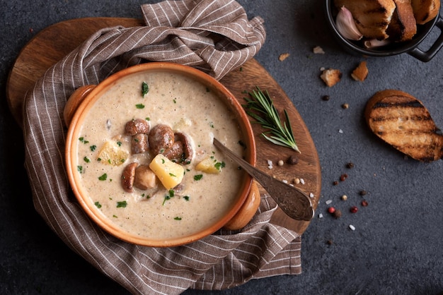 Velouté de cèpes avec pain grillé et persil