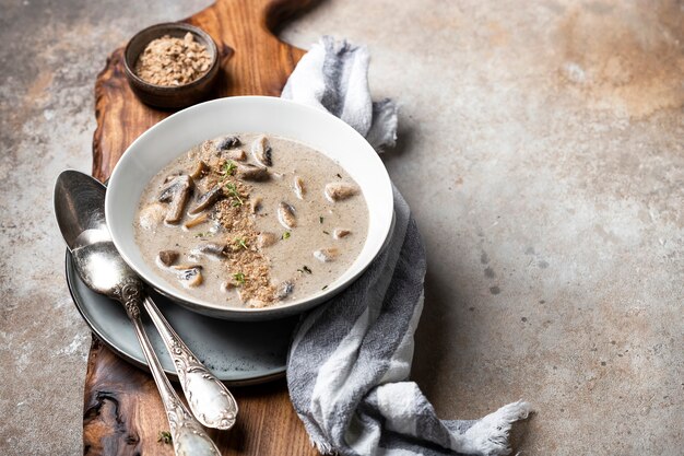 Velouté de champignons à l'ail et au thym