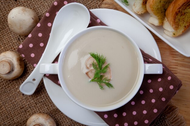 Velouté de champignons sur une table, nourriture