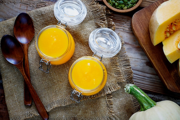 Velouté de courge musquée aux graines de citrouille, potage de potiron sur fond rustique