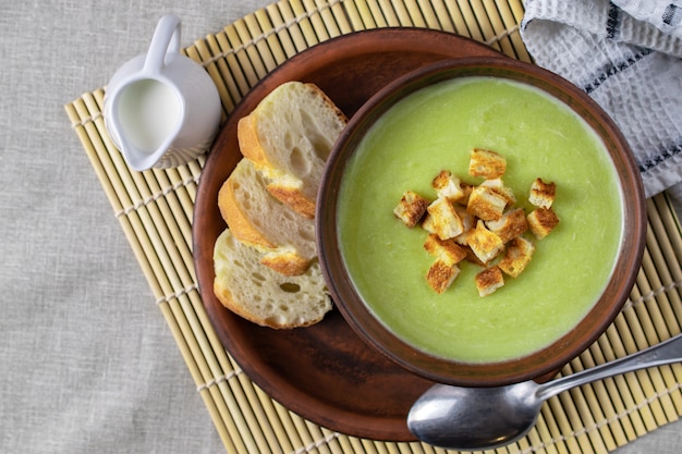 Velouté frais aux épinards, crème et croûtons