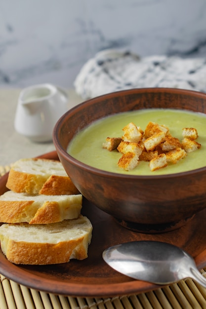 Velouté frais aux épinards, crème et croûtons