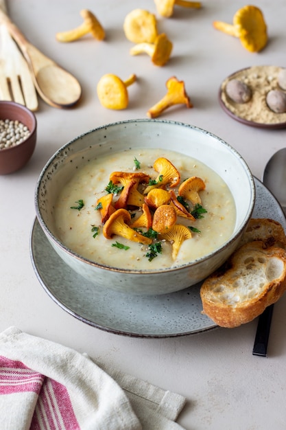 Velouté de girolles aux champignons. Alimentation équilibrée. La nourriture végétarienne.