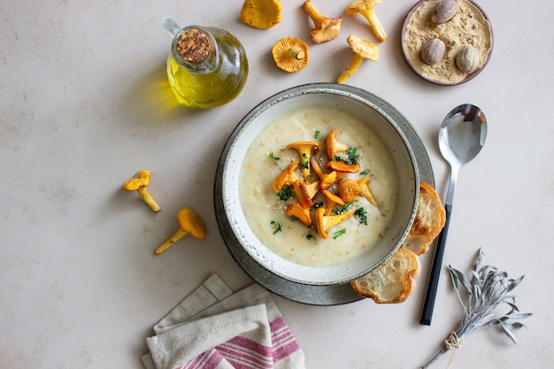 Velouté de girolles aux champignons. Alimentation équilibrée. La nourriture végétarienne.