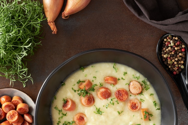 Velouté maison de pommes de terre avec croûtons, saucisses de Vienne frites et coriandre verte