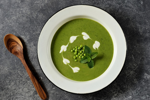 Velouté de pois verts à la menthe