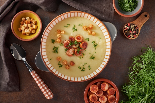 Velouté de pommes de terre avec croûtons et saucisses