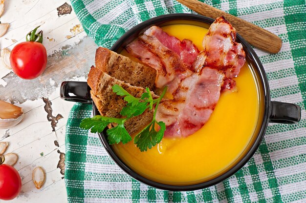 Photo velouté de potiron au bacon et croûtons