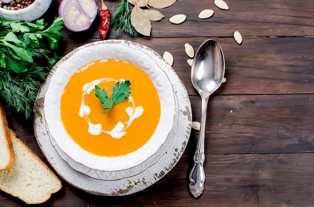 Velouté de potiron aux graines de citrouille en plaque blanche