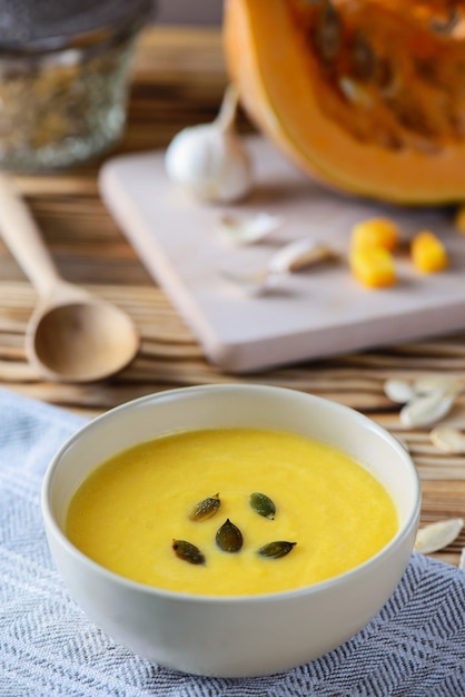 Velouté de potiron aux graines dans un bol.