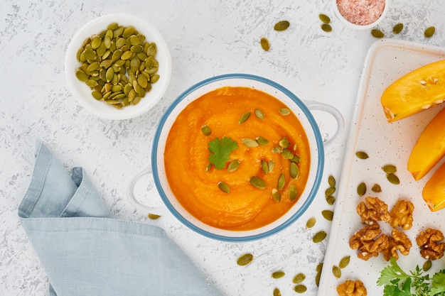 Velouté De Potiron Aux Graines, Fond Blanc Clair Vue De Dessus