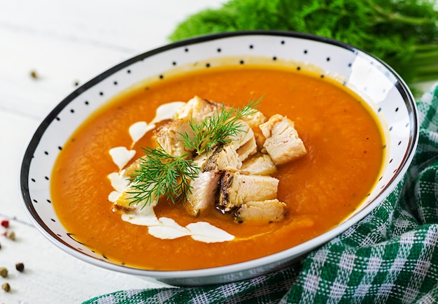 Velouté de potiron avec des morceaux de viande de poulet. La nourriture saine. Dîner.