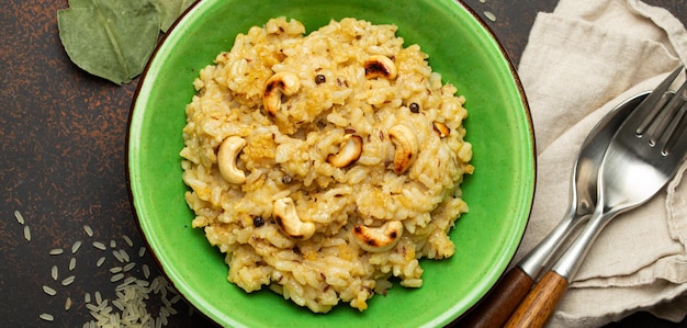 Photo venal pong khara pongal est un plat traditionnel indien au riz savoureux.