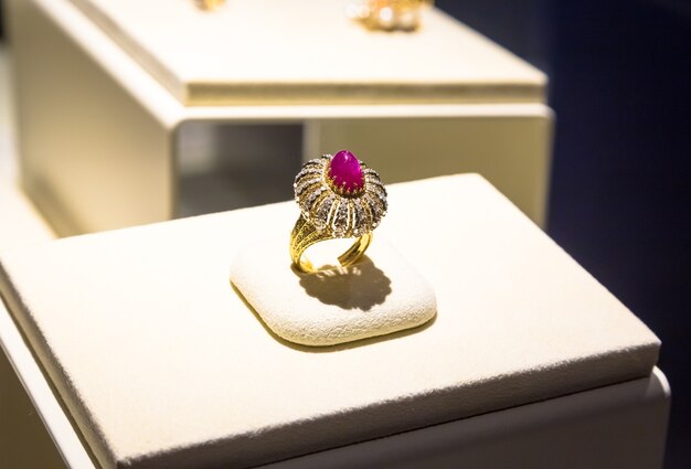 VENARIA REALE, ITALIE - CIRCA AOT 2020 : bague de luxe avec gemme rubis géante. Fabriqué en 1972 par Gianmaria Buccellati.