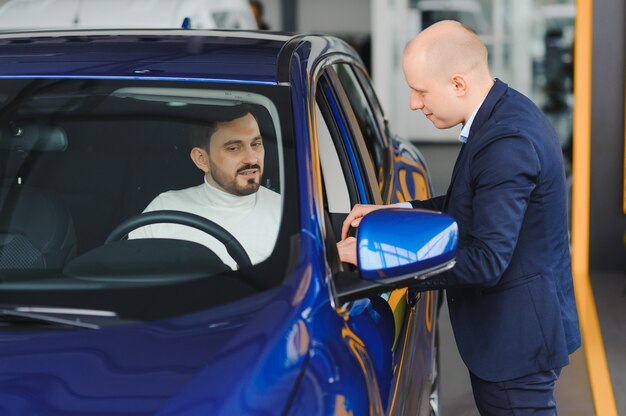 Le vendeur et l'acheteur au salon de l'auto