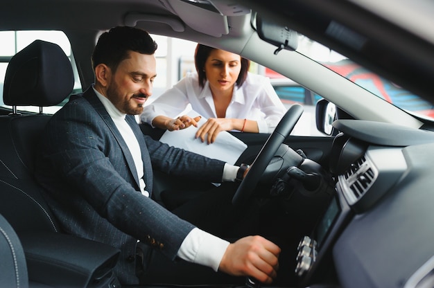 Le vendeur et l'acheteur au salon de l'auto