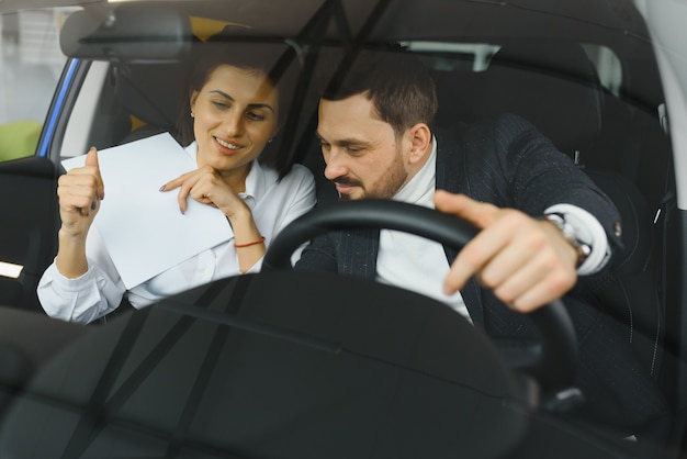 Le vendeur et l'acheteur au salon de l'auto