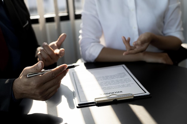 Le vendeur d'assurance habitation explique les détails de la police et les avantages qui peuvent être obtenus en acceptant de souscrire une assurance avec sa compagnie. Notion d'assurance habitation.