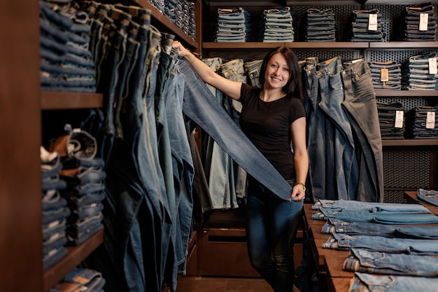 Vendeur dans un magasin de jeans