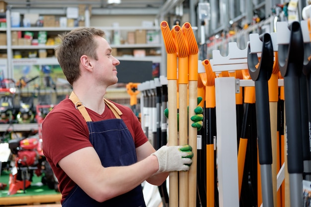 Vendeur dans le magasin d'outils de construction