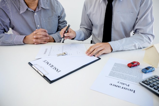Le vendeur discute avec le client à table.