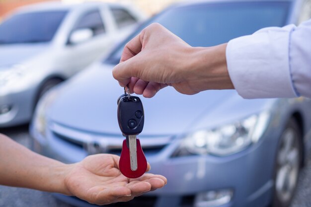 Vendeur, donner, voiture clé, à, a, acheteur