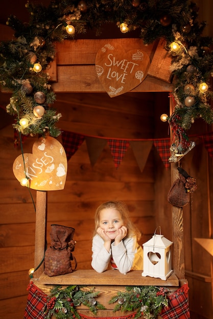 Vendeur de fille au comptoir en bois au marché de Noël