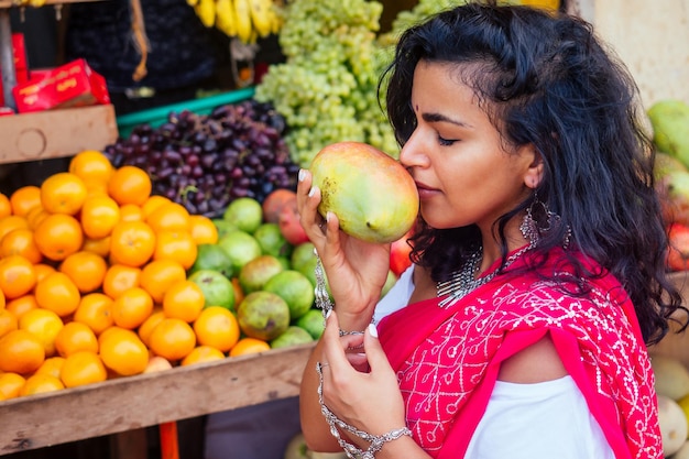 Vendeur de fille de voyage au marché de rue et acheteur dans un magasin de fruits en Inde.