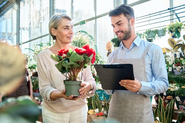 Vendeur fleuriste et acheteur dans un magasin de fleurs