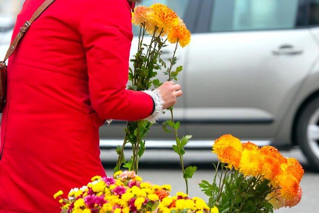 Le vendeur de fleurs de rue sélectionne des fleurs pour un bouquet